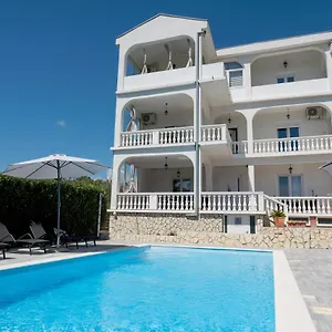 Natura With Private Pool Appartement